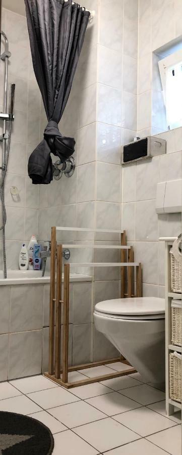 Parkplatz Und Balkon - Burberg'S Heimathafen In Wiesbaden Esterno foto